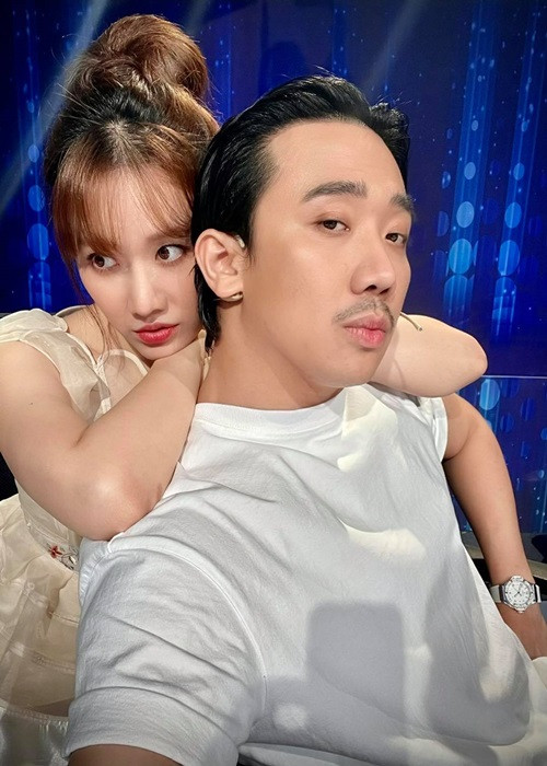 Hari Won cũng lên tiếng về việc Trấn Thành phải xóa thông tin người gửi tiền trong bản sao kê từ thiện mới công bố. Cô cho hay: "Mình đã đọc hết sao kê vì lúc đầu phải tranh thủ xoá tên người gửi tiền. Vì luật sư bảo phải che thông tin cá nhân của họ. Mình xoá hết tên thì lại nghe là không được lộ cả số tài khoản người ta luôn. Mà nói gì thì nói dạo này người ta lấy thông tin cá nhân và lừa nhiều nên phải che cả STK giữ an toàn chắc ăn cho người gửi tiền... Định gạch thì bút nhà mình còn có 2 chiếc không đủ xóa hết hơn 1000 trang nên phải lấy giấy che... Chứ thật sự muốn cho mọi người biết hết nội dung lắm”.