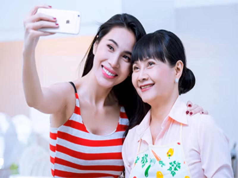 Khi Thủy Tiên bị truy vấn sao kê từ thiện, mẹ ruột của cô cũng lên tiếng. Bà động viên Thủy Tiên: “Mình cứ nghĩ những ai nói mình đều là cha mẹ, ông bà của kiếp trước nên có quyền nói sao cũng được kệ đi, mình cứ làm thật đúng với bổn phận của 1 con người, lương tâm không cắn rứt là được. Cảm ơn vì đã nói để mình tự nhủ lòng đây là cõi tạm nên nhiều khổ đau và không đắm nhiễm trần đời". Ảnh: Vietnamnet