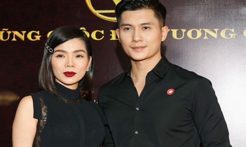 Le Quyen lien tuc khen ban trai kem 12 tuoi