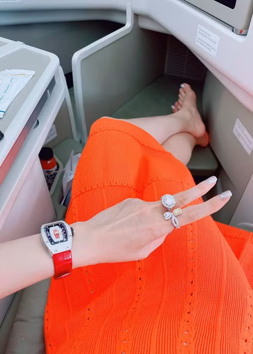 Lệ Quyên còn gây chú ý mỗi lần khoe nhẫn kim cương giá trị.