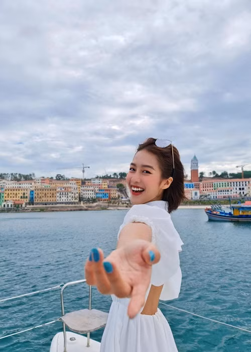 Năm 2020, trong cuộc phỏng vấn với Zing, Khả Ngân chia sẻ, cô đang có mối tình rất đẹp. Nữ diễn viên tiết lộ, nửa kia của cô rất hiền, chia sẻ mọi điều với cô và hy sinh vì cô rất nhiều.