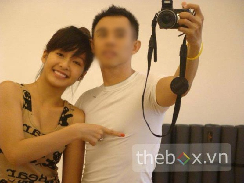 Đầu năm 2014, Khả Ngân vướng tin đồn hẹn hò thầy giáo U40 lúc mới 14 tuổi. Giữa ồn ào, cô giải thích người đàn ông chụp ảnh cùng cô là huấn luyện viên và giữa hai người không có quan hệ tình cảm. Ảnh: Đất Việt