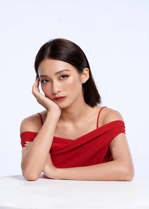 Thế nhưng năm 2019, trong cuộc phỏng vấn với Vietnamnet, Khả Ngân lại khẳng định, mối quan hệ với thầy giáo U40 là tình yêu rất đẹp. “Tôi yêu trong sự chín chắn, trong tuổi trẻ nồng nhiệt của mình nên không có gì phải xấu hổ”, cô nói.