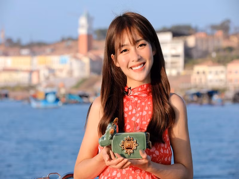 Năm 2018, Khả Ngân chia sẻ trên Thanh niên về người yêu. Cô cho biết, bạn trai không hoạt động trong showbiz. Cả hai quen nhau được gần 5 năm. Theo Khả Ngân, người yêu chấp nhận gia đình và công việc của cô.