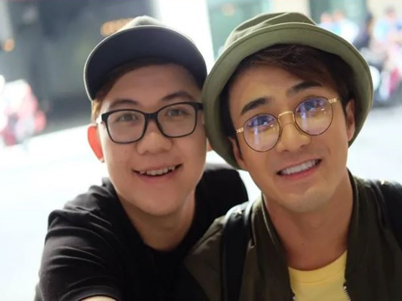 Trước khi đóng Facebook, Hồng Tú có phát ngôn gây tranh cãi về lùm xùm nghệ sĩ từ thiện gần đây. Cụ thể, trên trang cá nhân, Hồng Tú đăng tin về bão lũ sắp đổ bộ vào miền Trung kèm bình luận đá xéo bà Phương Hằng, bênh vực các nghệ sĩ bị bà công kích. Cụ thể, Hồng Tú viết: "Thật ra nghệ sĩ không lo cũng không sao, từ từ cũng có người giúp, chỉ không lẹ như kiểu 4 ngày 9 tỷ được thôi". Sau đó, anh cùng Huỳnh Lập bị réo tên ở một vụ việc gây xôn xao mạng xã hội. Ảnh: Saostar