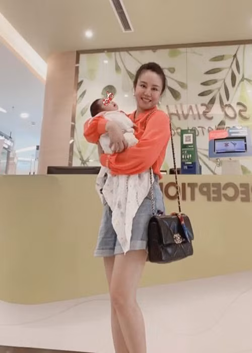 Giọng ca “Đồng xanh” không sử dụng mạng xã hội trong 1 tháng đầu tiên ở cữ.