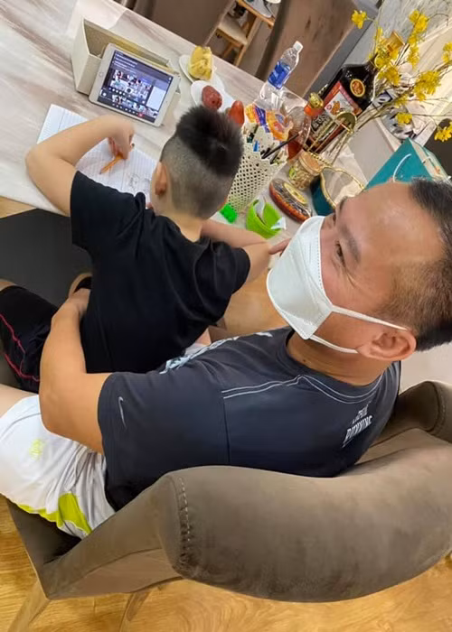 Vy Oanh còn khoe ông xã theo sát con trai đầu lòng học bài online. “Cậu cả vào lớp 1 mà không được tựu trường, sáng nào khi các em còn đang say ngủ thì anh 2 đã tự giác dậy học online, không cần ai nhắc, thương lắm. Voi học hệ 13 năm theo chương trình của Anh, lớp 1 chưa biết đọc biết viết nên ba hoặc mẹ cũng phải theo sát anh Voi, thế là 2 cụ thân sinh này thêm việc”, cô chia sẻ.