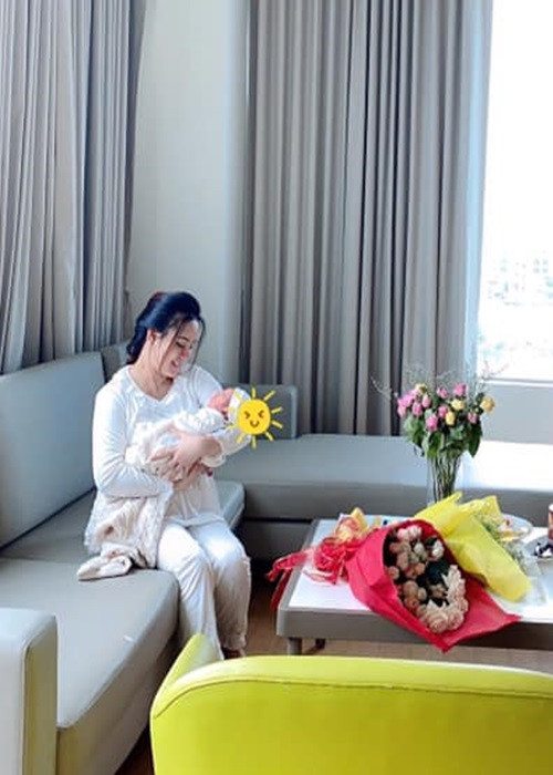 Cách đây ít ngày, Vy Oanh khoe con thứ 3 rất đáng yêu: “Mới sinh đã cười, mắt sáng rực, 1 tháng rưỡi đã hóng chuyện, đã cứng cáp. Nựng em móm hết cả miệng. Bớ làng nước ơi, yêu em không chịu được”.