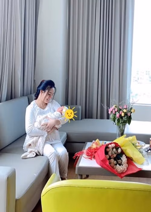 Cách đây ít ngày, Vy Oanh khoe con thứ 3 rất đáng yêu: “Mới sinh đã cười, mắt sáng rực, 1 tháng rưỡi đã hóng chuyện, đã cứng cáp. Nựng em móm hết cả miệng. Bớ làng nước ơi, yêu em không chịu được”.