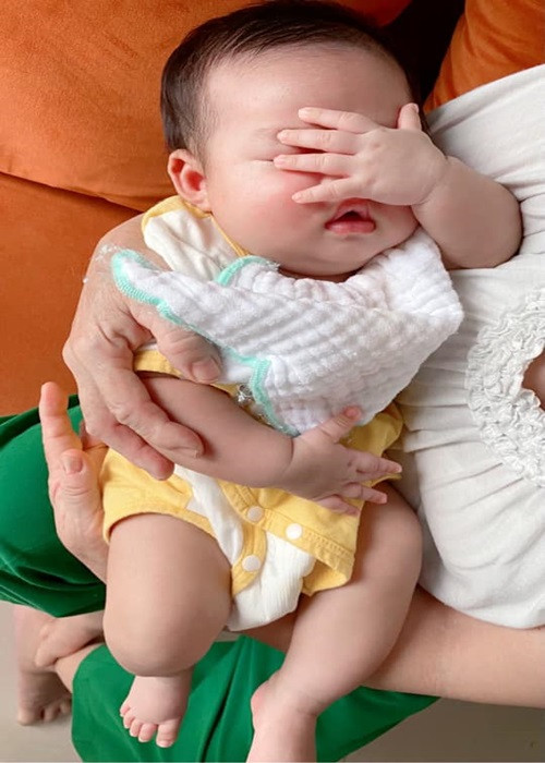 Dù chưa lộ mặt hoàn toàn nhưng con thứ 3 của Vy Oanh lộ rõ vẻ đáng yêu. Nữ ca sĩ hiện tại chưa tiết lộ giới tính con thứ 3.