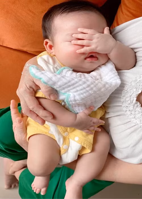 Dù chưa lộ mặt hoàn toàn nhưng con thứ 3 của Vy Oanh lộ rõ vẻ đáng yêu. Nữ ca sĩ hiện tại chưa tiết lộ giới tính con thứ 3.