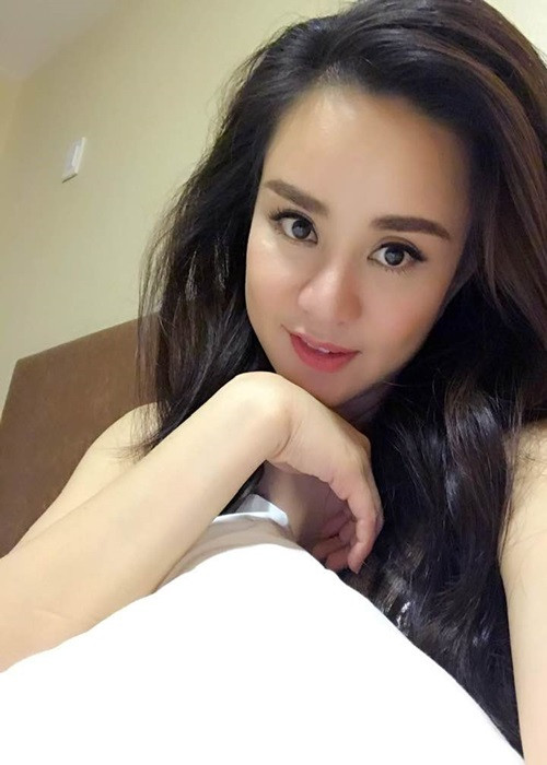 Ngoài bánh bông lan, Vy Oanh còn gửi đến bếp ăn từ thiện 3 tấn gạo, 2000 trứng gà, 200 phần thịt gà, 100 thùng miến.