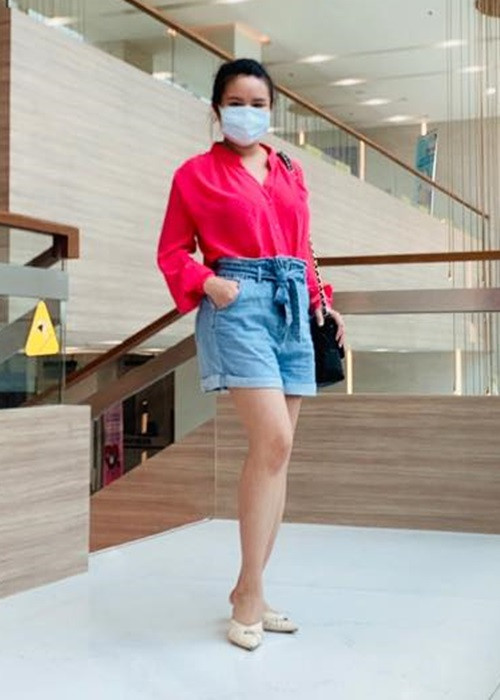 Cách đây không lâu, Vy Oanh nói rõ về câu chuyện 50 chiếc bánh bông lan mùa dịch: “Vy Oanh có chuyển 18 triệu để mua 50 ổ bánh bông lan trứng muối, 1 ổ khoảng 10 người ăn với size 26, nặng 2kg với mục đích chính là ủng hộ việc làm của 1 bạn mẹ bỉm như mình. Quan trọng là số tiền mua bánh hầu như được chuyển về quỹ từ thiện để mua vật dụng y tế, còn lại bánh thì Vy Oanh để bạn tự quyền quyết định gửi tặng ai bạn thấy hợp lí, chứ không phải 50 ổ bánh mì như đã bị xuyên tạc, cười cợt”.