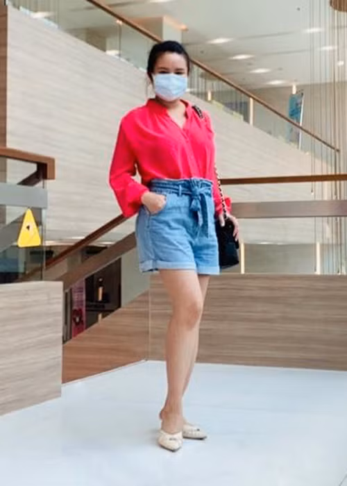 Cách đây không lâu, Vy Oanh nói rõ về câu chuyện 50 chiếc bánh bông lan mùa dịch: “Vy Oanh có chuyển 18 triệu để mua 50 ổ bánh bông lan trứng muối, 1 ổ khoảng 10 người ăn với size 26, nặng 2kg với mục đích chính là ủng hộ việc làm của 1 bạn mẹ bỉm như mình. Quan trọng là số tiền mua bánh hầu như được chuyển về quỹ từ thiện để mua vật dụng y tế, còn lại bánh thì Vy Oanh để bạn tự quyền quyết định gửi tặng ai bạn thấy hợp lí, chứ không phải 50 ổ bánh mì như đã bị xuyên tạc, cười cợt”.