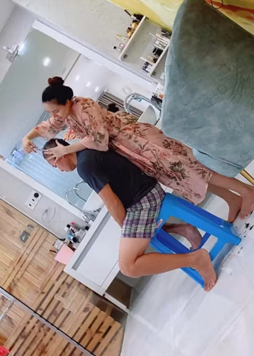 1 tháng sau khi sinh con, Vy Oanh khoe cắt tóc cho ông xã đại gia mùa dịch.