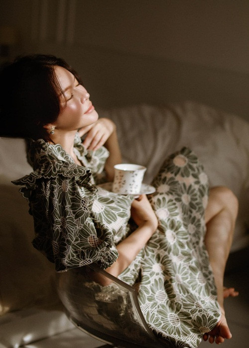 Điều đầu tiên nữ diễn viên Lý Nhã Kỳ làm khi hết giãn cách xã hội là đến thăm mẹ và người thân.