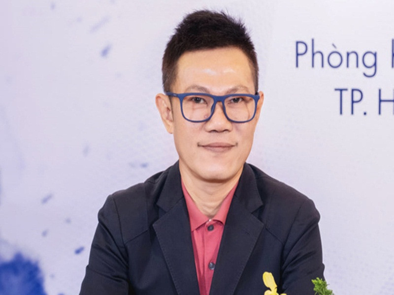 Nhạc sĩ Quốc Bảo từng kết hôn với Loan BB sau gần 10 năm hẹn hò. 2 năm sau khi kết hôn, Quốc Bảo có con trai. 2 năm sau nữa, hôn nhân của nam nhạc sĩ gặp trục trặc. Sau đó, Loan BB rời bỏ mái ấm, để chồng cũ nuôi con. Năm 2018, Quốc Bảo giới thiệu đến khán giả bạn gái kém anh đến 26 tuổi tên June Nguyễn. Hiện tại, nam nhạc sĩ khá kín tiếng về đời tư. Ảnh: Vietnamnet