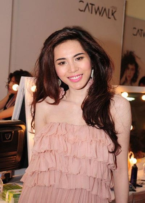 Thủy Tiên thừa nhận, ban đầu, cô không biết là cô yêu thật hay lợi dụng nhạc sĩ Quốc Bảo vì bản thân rất tham vọng. Vì vậy, khi giận nhạc sĩ Quốc Bảo, cô nói có thể tình cảm đó giống như một sự đổi chác. Tuy nhiên, sau đó, Thủy Tiên nhận ra tình cảm dành cho nhạc sĩ Quốc Bảo là tình yêu.