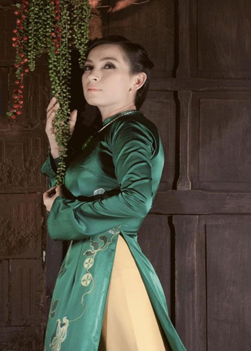 Phi Nhung kể, đã có vài người đàn ông mê giọng hát của cô nên yêu đến mức si tình nhưng đa phần đều là người đã có gia đình vì vậy, cô luôn từ chối những người này.