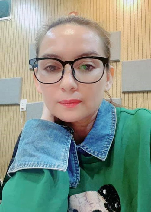 Từng có một đại gia tại Hà Nội nhiệt tình theo đuổi Phi Nhung. Khi biết cô đi hát ở đây là lại lần mò đi theo. Khi thấy những người đàn ông khác lên sân khấu tặng hoa cho Phi Nhung, lập tức người đàn ông đó ra sức ngăn cản, làm khó.