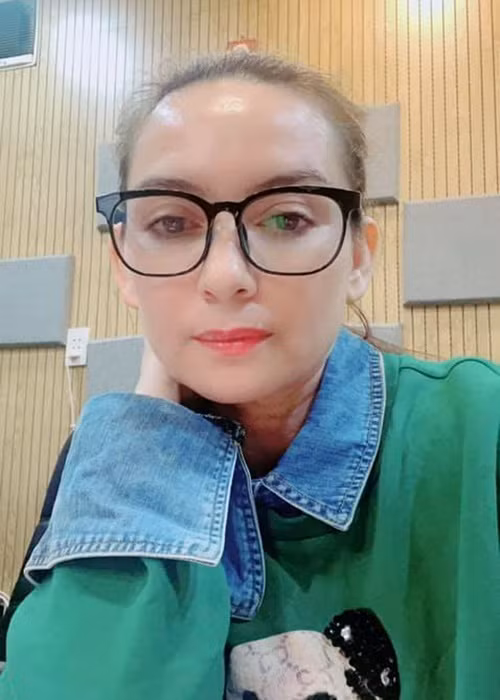 Từng có một đại gia tại Hà Nội nhiệt tình theo đuổi Phi Nhung. Khi biết cô đi hát ở đây là lại lần mò đi theo. Khi thấy những người đàn ông khác lên sân khấu tặng hoa cho Phi Nhung, lập tức người đàn ông đó ra sức ngăn cản, làm khó.