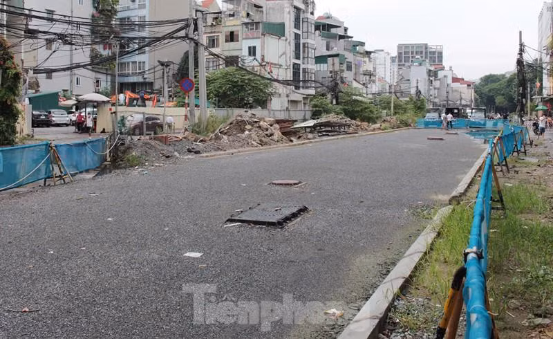 Bên trong công trường ga ngầm S11 - phố Quốc Tử Giám hơn 2 tháng nay đã quây rào bốn phía, vắng bóng công nhân, máy móc ngừng hoạt động.