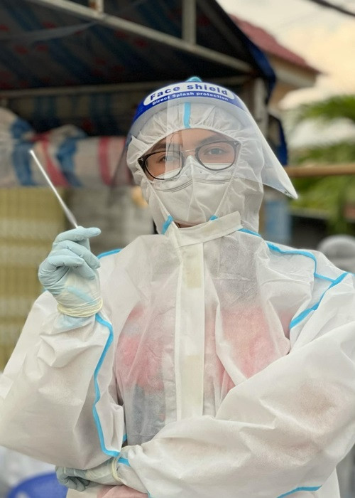 Thời gian qua, Hoàng My tích cực đi thiện nguyện. Cô chuyển đồ bảo hộ đến các y, bác sĩ, tham gia công tác lấy mẫu xét nghiệm COVID-19 cho người dân.