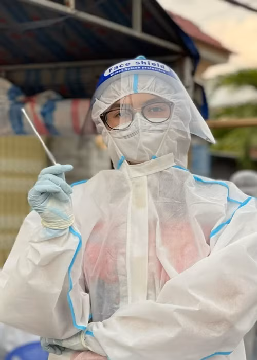 Thời gian qua, Hoàng My tích cực đi thiện nguyện. Cô chuyển đồ bảo hộ đến các y, bác sĩ, tham gia công tác lấy mẫu xét nghiệm COVID-19 cho người dân.