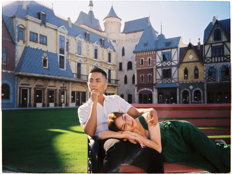 Trong cuộc phỏng vấn trên Pháp luật Việt Nam, Khánh Thi tâm sự, cô thích nhất ở ông xã tính cách ga lăng, đẹp trai và tâm lý.