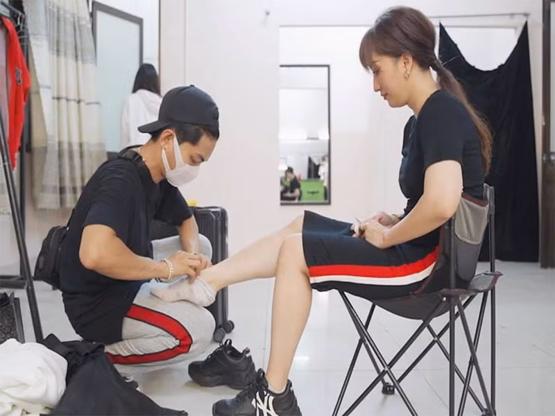 Phan Hiển chăm sóc Khánh Thi từng ly từng tý như cài mũ bảo hiểm cho vợ khi đi xe máy, đi tất xỏ giày cho vợ, gội đầu, sấy tóc cho vợ.