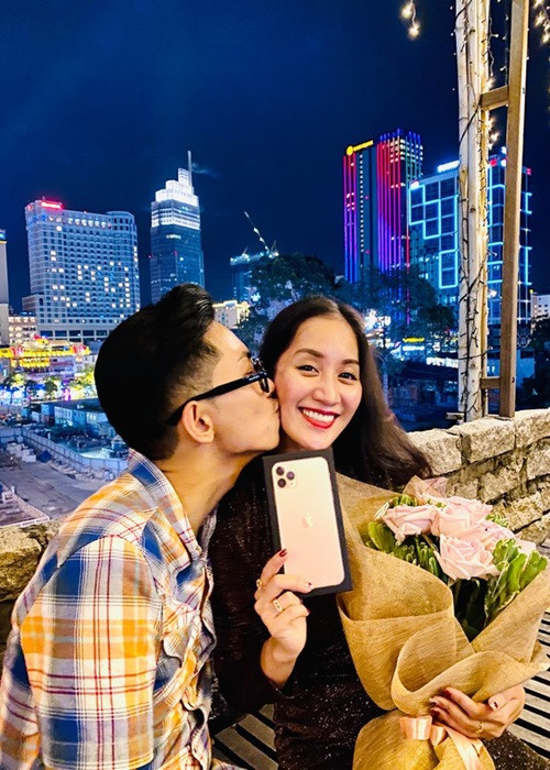 Từ khi gắn bó, Phan Hiển rất chiều chuộng Khánh Thi. Anh tặng bà xã nhẫn kim cương trị giá 500 triệu, ô tô, nhiều đồ hiệu, một vườn hồng trên sân thượng hơn 100 triệu.