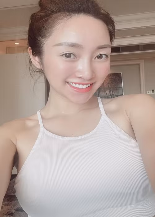 Bà xã của Chi Bảo vẫn sở hữu nhan sắc cuốn hút khi mang bầu.