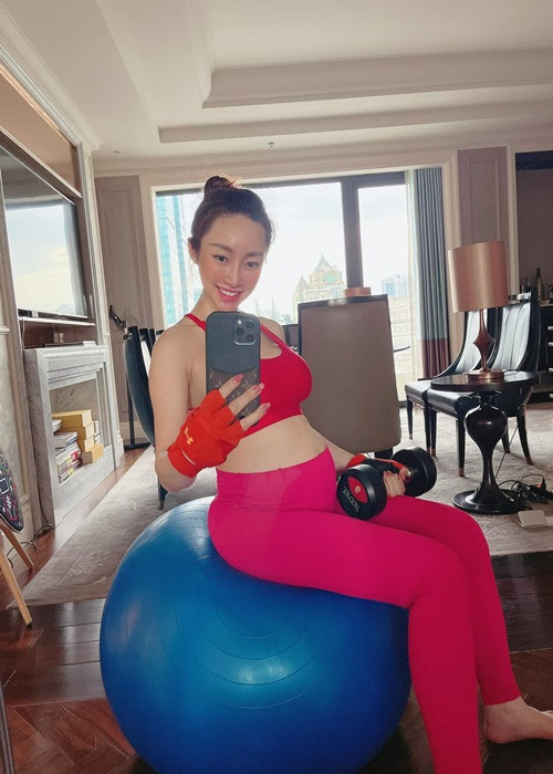 Từ tháng thứ 4, cô tập yoga, bơi lội và gym.