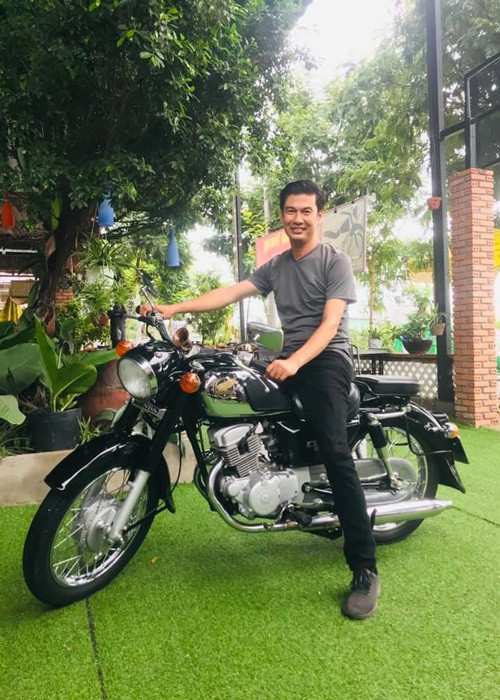 Tiết Cương phản hồi khi bị chê hết thời: “Tôi đã làm nghề gần 30 năm, tôi cảm thấy như vậy cũng đủ rồi. Bây giờ tôi vẫn đóng phim, đóng kịch, vẫn đi quay, nhưng đến tuổi này tôi bắt đầu làm những gì mình thích. Hồi trẻ, tôi đam mê xe nhưng không có thời gian và điều kiện để chơi xe. Bây giờ già rồi, có thời gian rảnh thì mới nhớ đến sở thích của mình. Khi đóng phim, tôi chỉ hóa thân vào nhân vật, không thể giao lưu với khán giả. Còn khi làm Youtube thiên về cuộc sống đời thường thì mình có thể giao lưu trực tiếp với họ”.