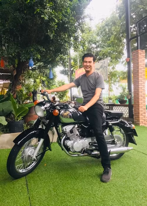 Tiết Cương phản hồi khi bị chê hết thời: “Tôi đã làm nghề gần 30 năm, tôi cảm thấy như vậy cũng đủ rồi. Bây giờ tôi vẫn đóng phim, đóng kịch, vẫn đi quay, nhưng đến tuổi này tôi bắt đầu làm những gì mình thích. Hồi trẻ, tôi đam mê xe nhưng không có thời gian và điều kiện để chơi xe. Bây giờ già rồi, có thời gian rảnh thì mới nhớ đến sở thích của mình. Khi đóng phim, tôi chỉ hóa thân vào nhân vật, không thể giao lưu với khán giả. Còn khi làm Youtube thiên về cuộc sống đời thường thì mình có thể giao lưu trực tiếp với họ”.