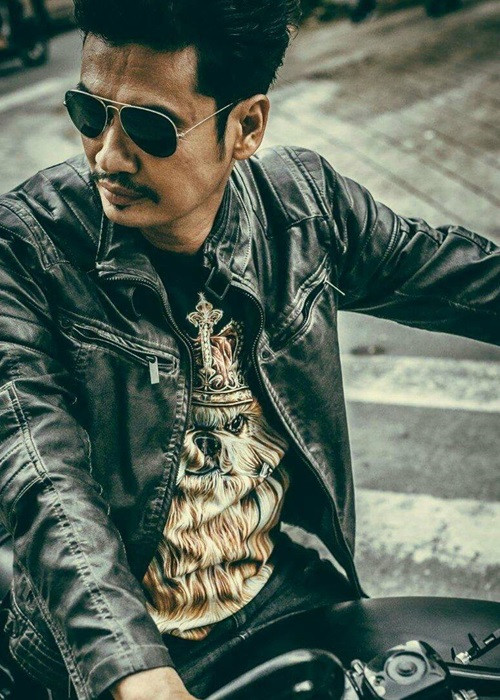 Tiết Cương chia sẻ trên Vietnamnet, so với nhiều đồng nghiệp, anh không quá giàu có nhưng cũng không thiếu thốn thứ gì. Tiết Cương hiện tại có nhà, xe và một số tài sản nhỏ tích góp.