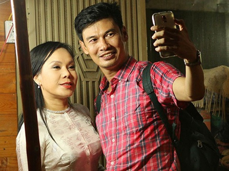 Hiện tại, Việt Hương và Tiết Cương là bạn bè thân thiết. Theo Tiết Cương, chồng Việt Hương coi anh như em trai nên không bao giờ ghen khi anh thân thiết với Việt Hương. Ảnh: Zing