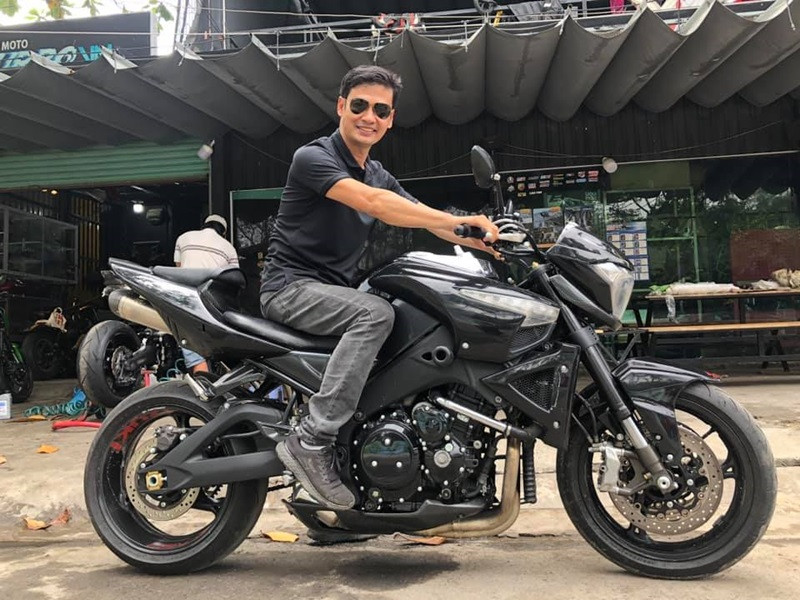 Mùa dịch, Tiết Cương làm kênh Youtube riêng chuyên review xe máy. Một số khán giả cho rằng anh hết thời mới phải đi làm Youtube.