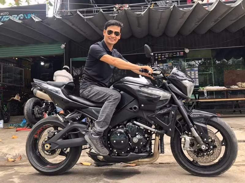 Mùa dịch, Tiết Cương làm kênh Youtube riêng chuyên review xe máy. Một số khán giả cho rằng anh hết thời mới phải đi làm Youtube.