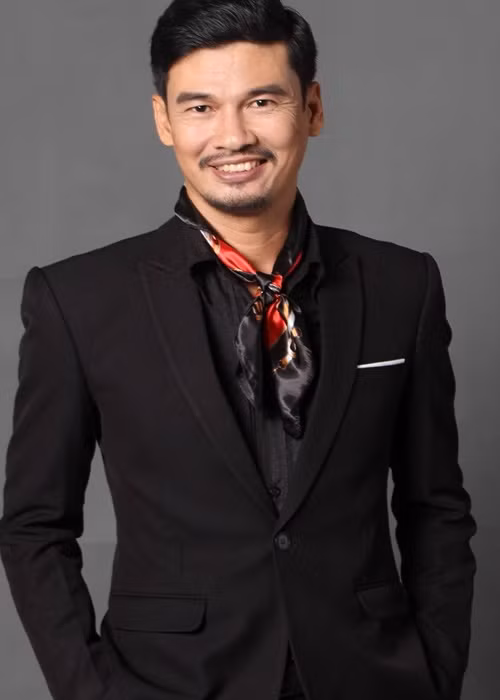 Tiết Cương từng đoạt một số giải thưởng như Diễn viên hài được yêu thích nhất Gala cười năm 2003, Diễn viên phụ xuất sắc nhất HTV Award năm 2012.