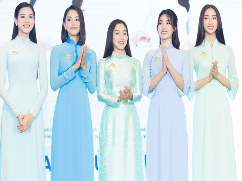 Do mới bước chân vào showbiz nên Đỗ Thị Hà chưa có hoạt động nào đáng chú ý trong khi đó, Đỗ Mỹ Linh theo đuổi nghề MC. Ảnh: Lao động