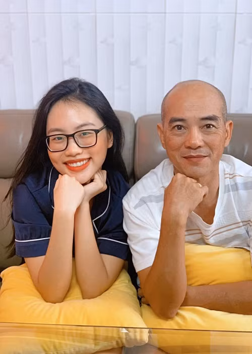 Gần đây, nữ ca sĩ trổ tài làm bánh tặng bố. Trước đó, không chỉ Phương Mỹ Chi, các thành viên khác trong gia đình cô cũng mắc COVID-19 và điều trị tại nhà. Trong đó, bố mẹ của Phương Mỹ Chi là những người bị nặng nhất.