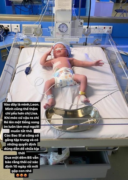 Bé Leon - con trai của Hồ Ngọc Hà thậm chí còn yếu hơn bé Lisa. "Khi móc cậu ra chỉ ré lên một tiếng xong im luôn, làm mọi người muốn tắt thở", nữ ca sĩ kể.