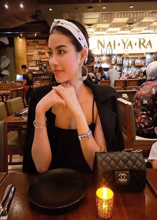 Phạm Hương từng có thời gian khóa trang cá nhân sau loạt ồn ào ngồi lên bí ngô chụp ảnh dù có biển cấm, mắc lỗi tiếng Anh, bị tố đạo văn khi khoe con trai.