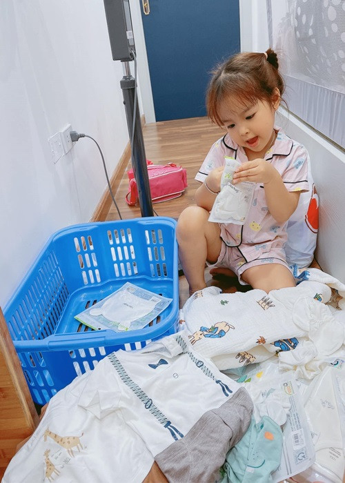 Bà xã của Đỗ Duy Nam từng đăng tải hình ảnh bé Thóc sắp xếp đồ cho em trai.