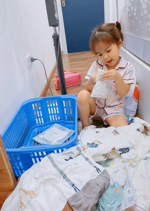 Bà xã của Đỗ Duy Nam từng đăng tải hình ảnh bé Thóc sắp xếp đồ cho em trai.