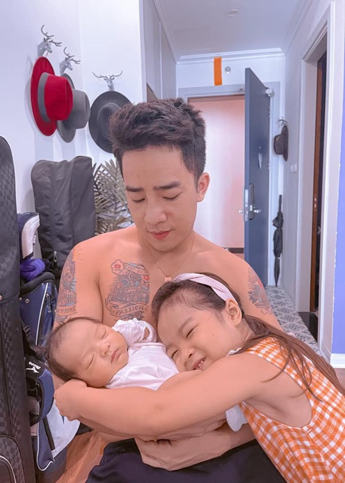 Bé Thóc rất yêu thương em trai nhỏ.