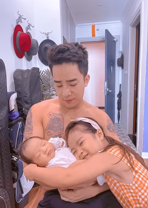 Bé Thóc rất yêu thương em trai nhỏ.