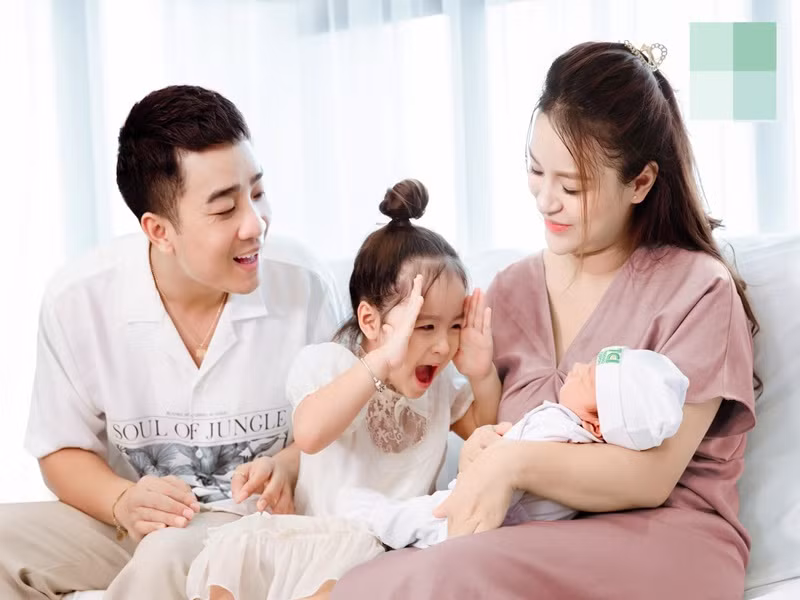 Ngọc Anh mới đây chia sẻ trên Pháp luật và bạn đọc, bé Thóc được nhiều người nhớ mặt nên khi ra ngoài còn được chào đón nhiều hơn cả bố mẹ.