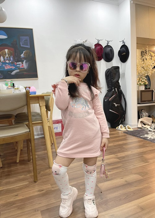 Bé Thóc được bố mẹ cho ăn mặc sành điệu ngay từ khi còn nhỏ.